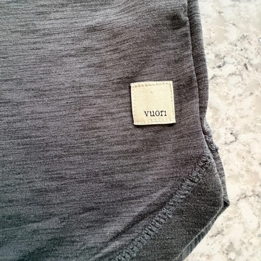 Vuori Lux Performance Tee Charcoal Heather Pocket Short Sleeve Size Small - Picture 4 of 7